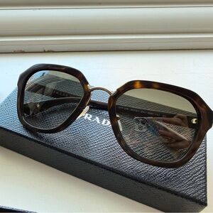 Prada SPR 25R Tortoiseshell Oversized Sunglasses 2AU-4M1 Made in Italy w/ Box